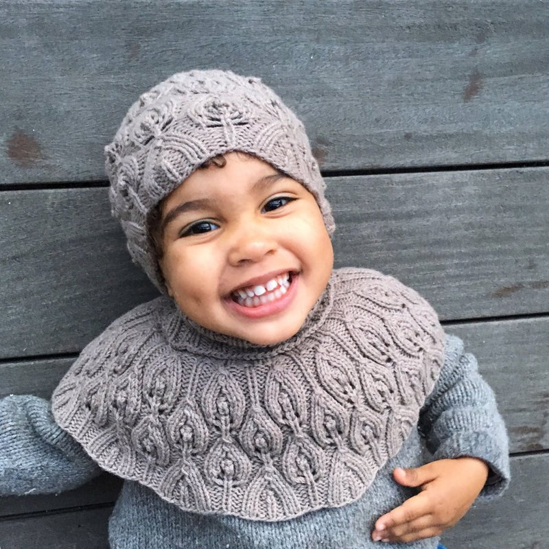 Peacock Hat & Capelet – Strickanleitung & Garnpaket - BONIFAKTUR - Kleinste - Peacock Hat & Capelet – Strickanleitung & Garnpaket