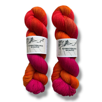 Atelier Franziska Uhl HANDGEFÄRBTE SOCKENWOLLE - TRUE SOCK - BONIFAKTUR - Schmetterlinge im Bauch - Atelier Franziska Uhl HANDGEFÄRBTE SOCKENWOLLE - TRUE SOCK