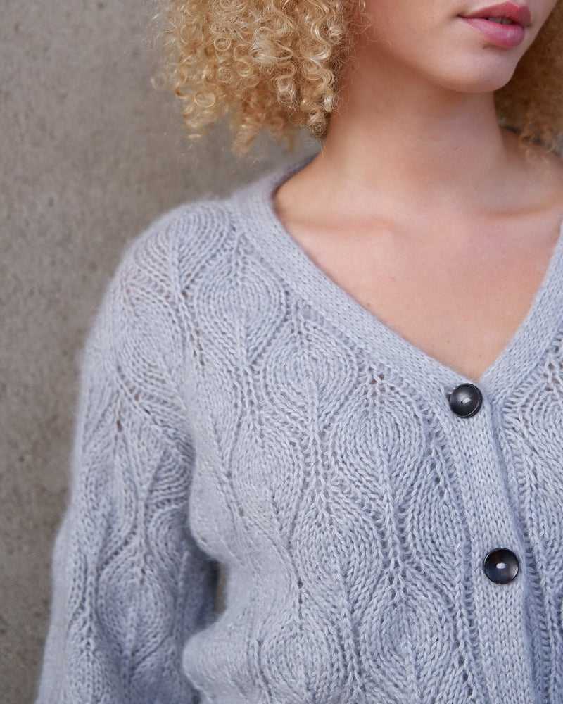 Olive Cardigan V-neck – Strickanleitung & Garnpaket - BONIFAKTUR - Kleinste -Olive Cardigan V-neck – Strickanleitung & Garnpaket - BONIFAKTUR
