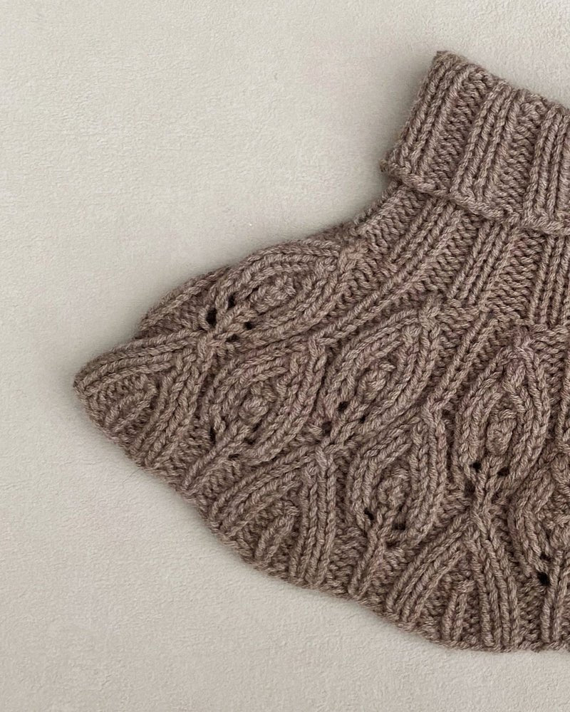 Peacock Hat & Capelet – Strickanleitung & Garnpaket - BONIFAKTUR - Kleinste - Peacock Hat & Capelet – Strickanleitung & Garnpaket